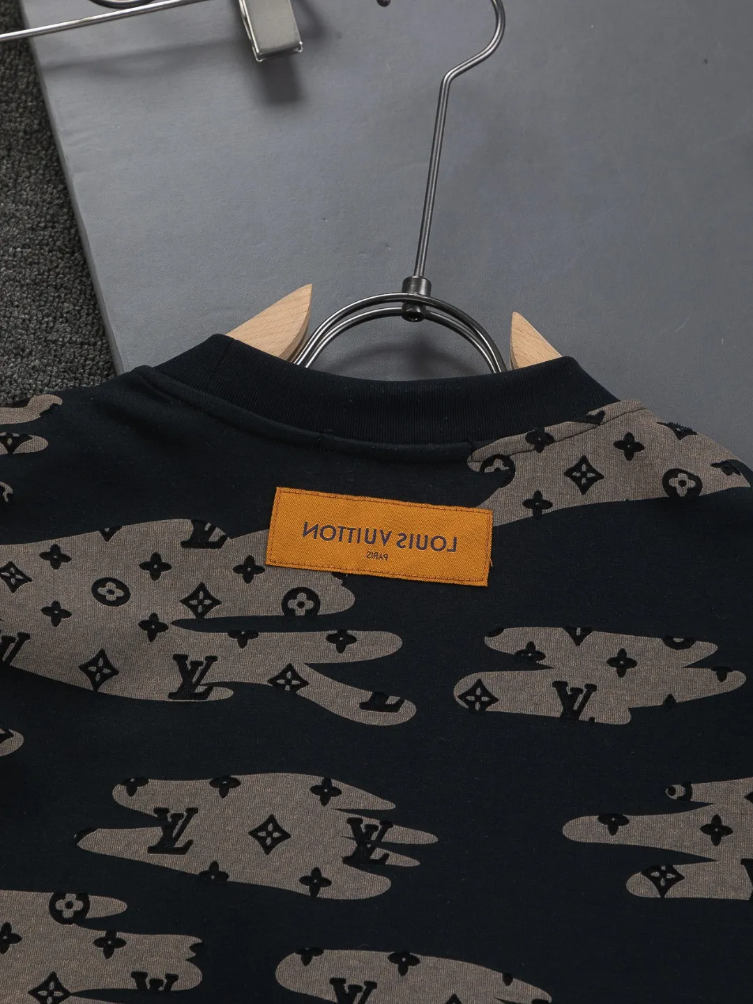 🅿️210 Louis Vuitton 1V LV micro-wide version S-XL LV 26ss new product counters are on the shelves at the same time. Multiple craftsmanship, composite fabrics, all-over cutting🔥Fire flower clouds☁️letter logo🪡 embroidery, round neck short-sleeved T-shirt, same style for men and women! Consigned to one-to-one creation. Synchronized with the official website, pure cotton fabrics at the counter! It is close to the skin and comfortable, durable and easy to wear. It has a classic and simple logo design and meticulous original craftsmanship. Short-sleeves, a must-have item for men, do not appear to be the same for the general public, but must be unique and eye-catching. This LV short-sleeve is all about quality, comfort, the same shape and fashion as always, including fabrics and cutting techniques. All of them have been made with great effort! 320 grams of washed pure cotton fabric, pure cotton is breathable, very refreshing and comfortable for daily wear. The rib knitting on the neckline is smooth and tight, and the neckline will not be skewed if you toss it at will. The loose version, you will find that it looks really good on the upper body. The overall is minimalist and neat, super versatile for daily use! Pair it casually with a pair of pants for a youthful look. A T-shirt will make your outfit crazy. It is a fashionable item that can never go wrong! Color: Black White Gray Purple Size: S-XL Size chart: S: Shoulder width 50-Bust 56-Length 70 M: Shoulder width 52-Bust 57-Length 72 L: Shoulder width 54-Bust 59-Length 74 XL: Shoulder width 56-Bust 62-Length 76